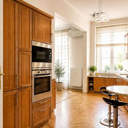 Luxury 2br, 2ba With Ac, Quiet Balcony, Apartment