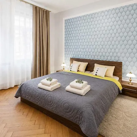 Luxury 2br, 2ba With Ac, Quiet Balcony, Prag