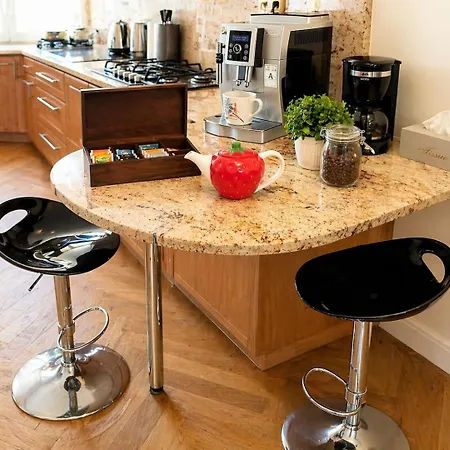 Apartment Luxury 2br, 2ba With Ac, Quiet Balcony, Prag