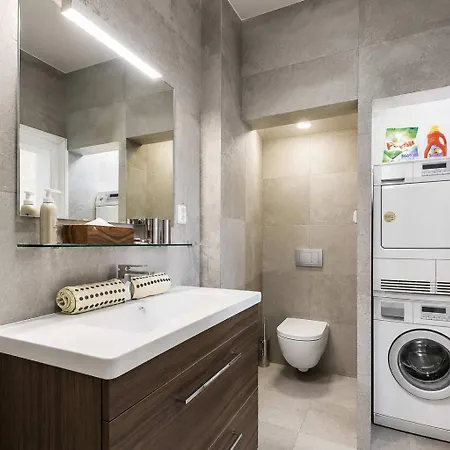 Apartment Luxury 2br, 2ba With Ac, Quiet Balcony,