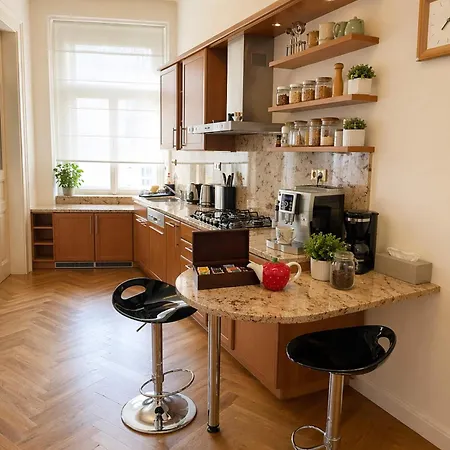 Luxury 2br, 2ba With Ac, Quiet Balcony, Apartment