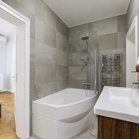 Luxury 2br, 2ba With Ac, Quiet Balcony, Praga