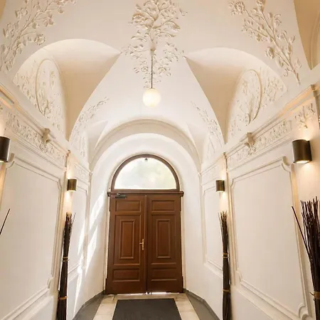 Luxury 2br, 2ba With Ac, Quiet Balcony,