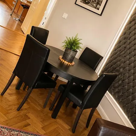 Luxury 2br, 2ba With Ac, Quiet Balcony, Praga