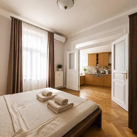 Luxury 2br, 2ba With Ac, Quiet Balcony, Prag