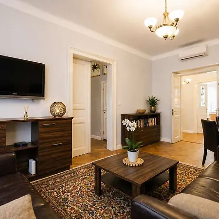 Apartment Luxury 2br, 2ba With Ac, Quiet Balcony, Prag