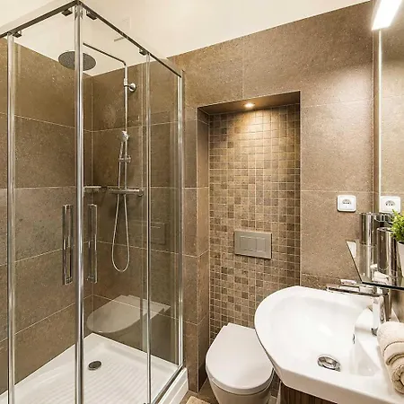 Luxury 2br, 2ba With Ac, Quiet Balcony, Apartment Prag