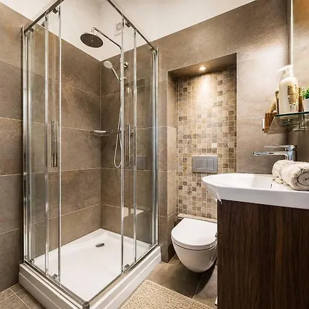 Luxury 2br, 2ba With Ac, Quiet Balcony, Apartment Prag