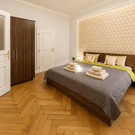 Luxury 2br, 2ba With Ac, Quiet Balcony, * Prag