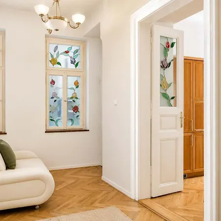 Luxury 2br, 2ba With Ac, Quiet Balcony, Prag