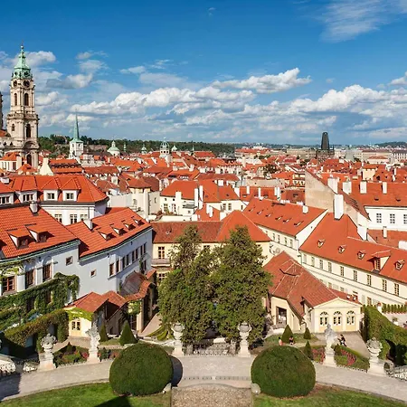 Luxury 2br, 2ba With Ac, Quiet Balcony, Prag