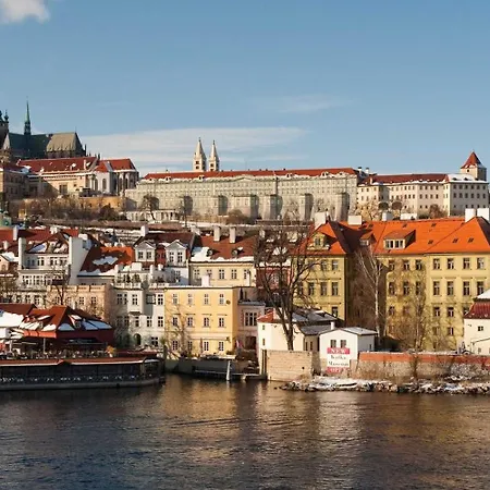 Apartment Luxury 2br, 2ba With Ac, Quiet Balcony, Prag